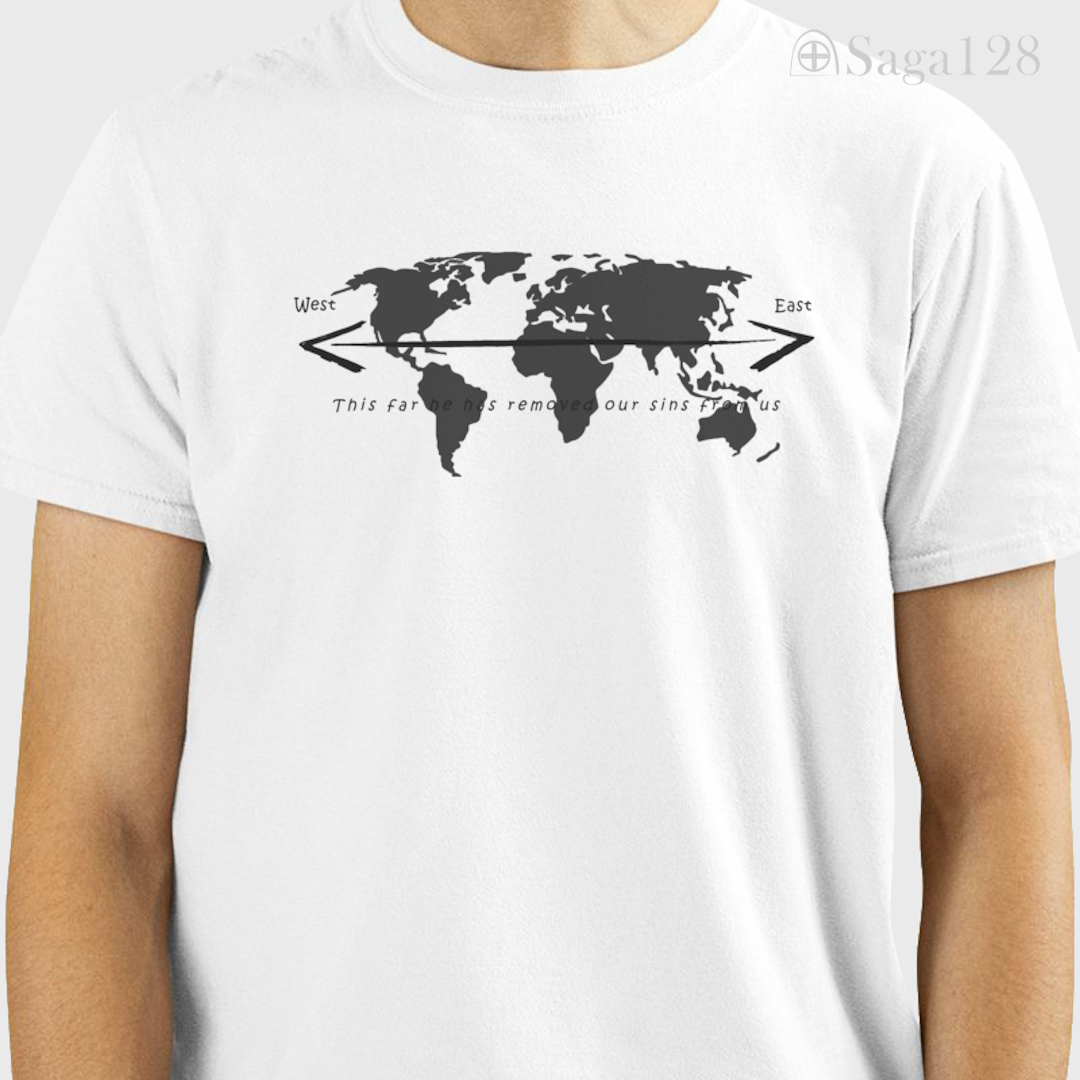 Homem com camiseta missionária branca Salmo 103:12 em inglês – edição especial com algodão premium.