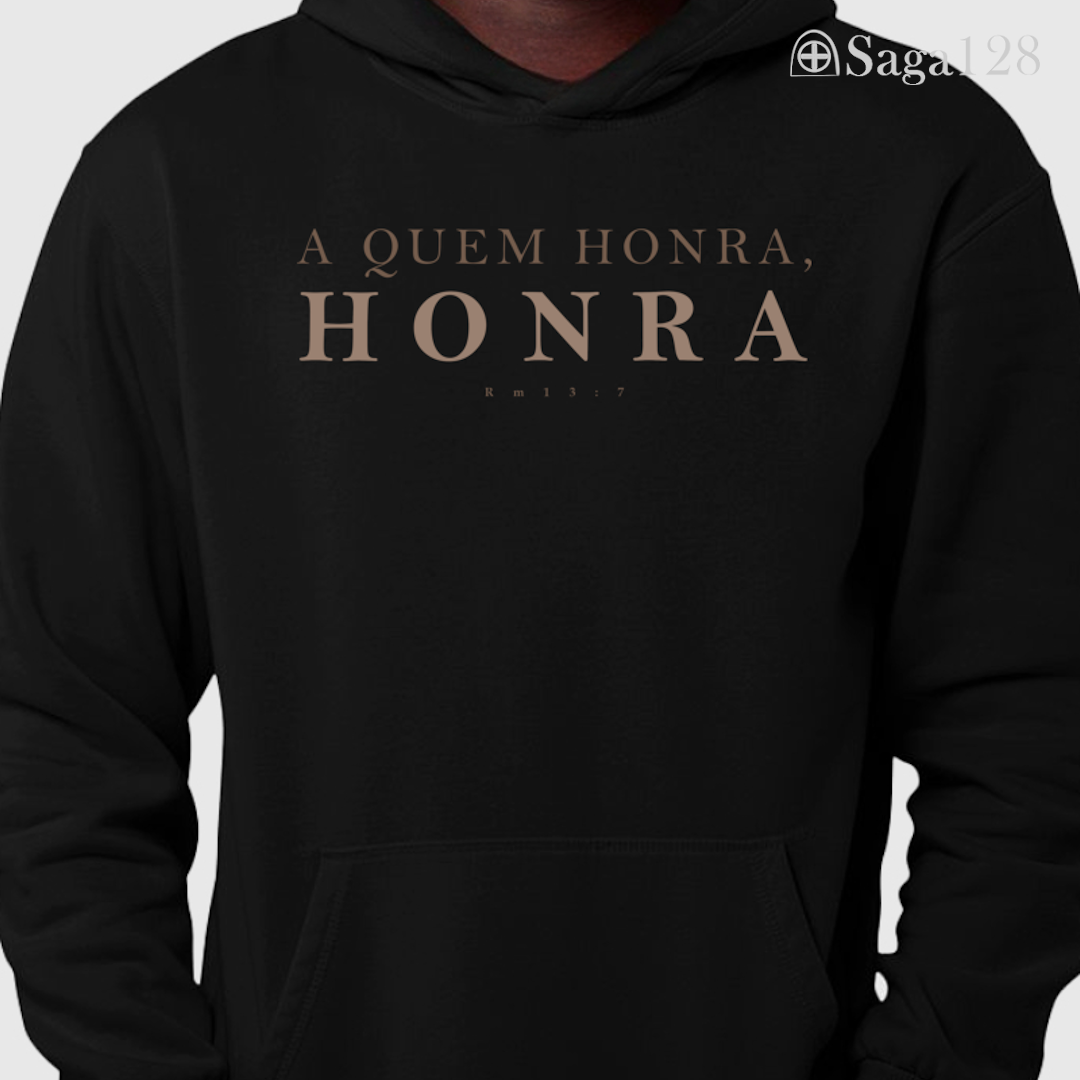 HOmem com moletom cristão preto com capuz sem cadarço e estampa Romanos 13.7 – Honra