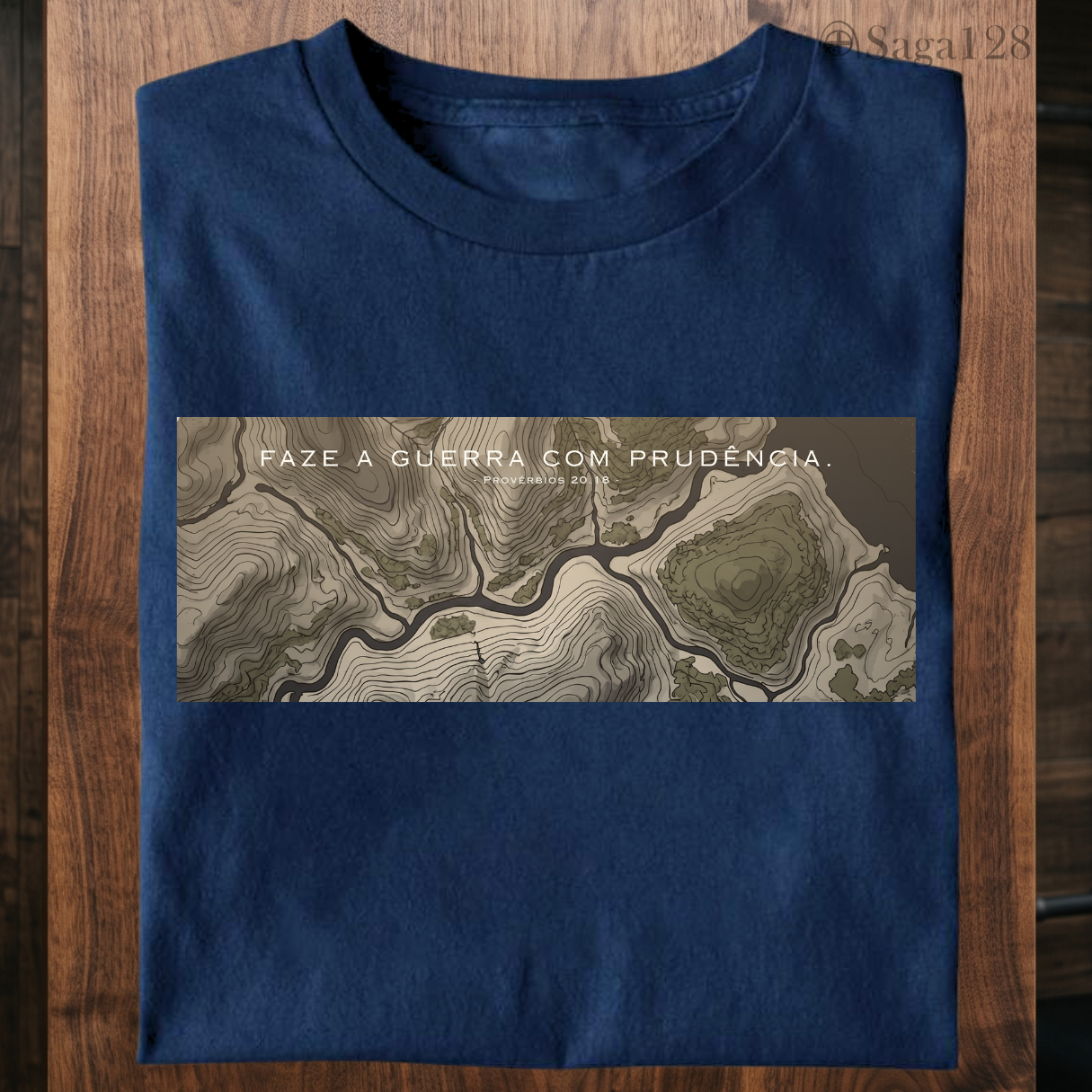 Camiseta cristã azul da Saga128 inspirada em Provérbios 20.18 com estampa sobre guerra e prudência.