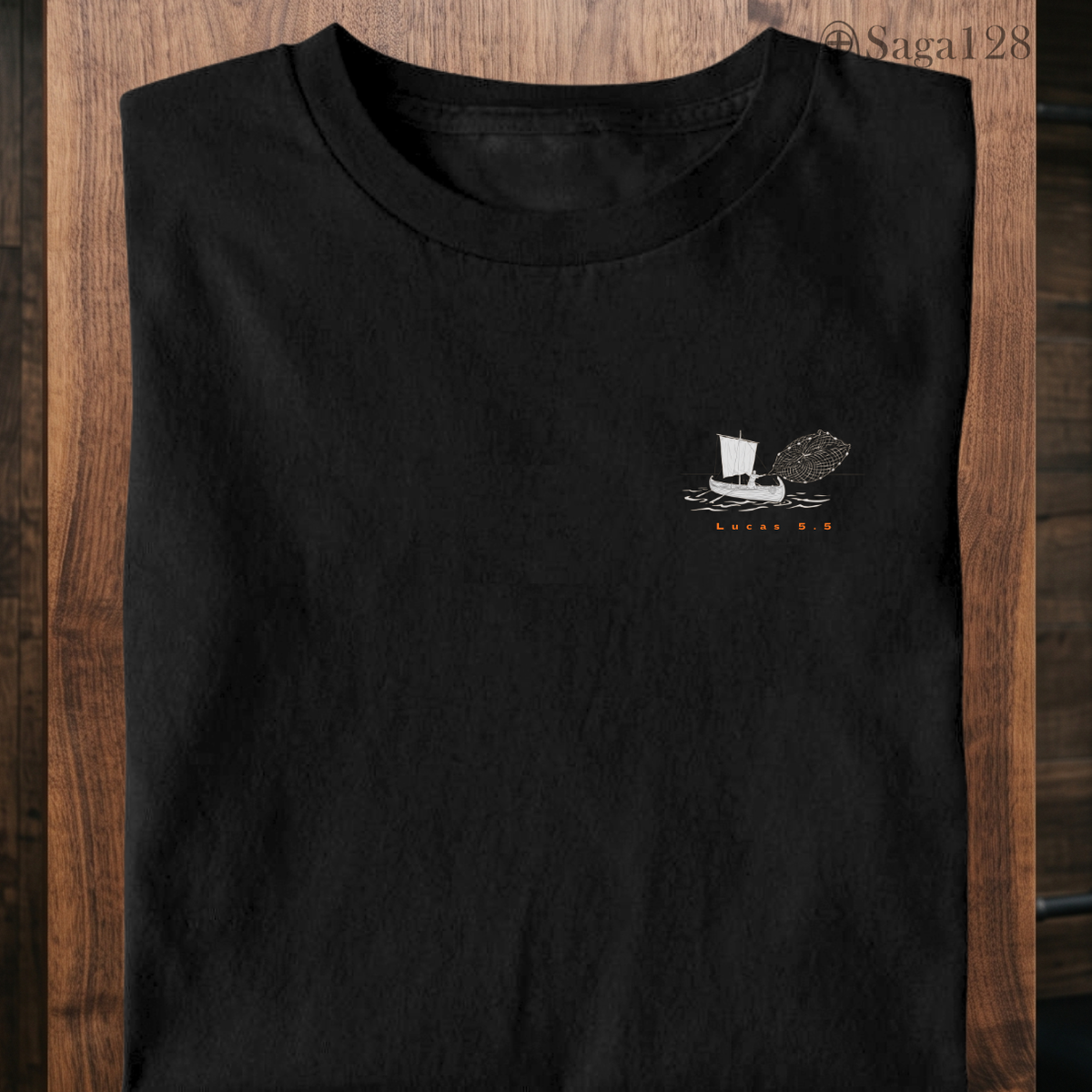 Camiseta preta da Saga128 com estampa baseada em Lucas 5.5.