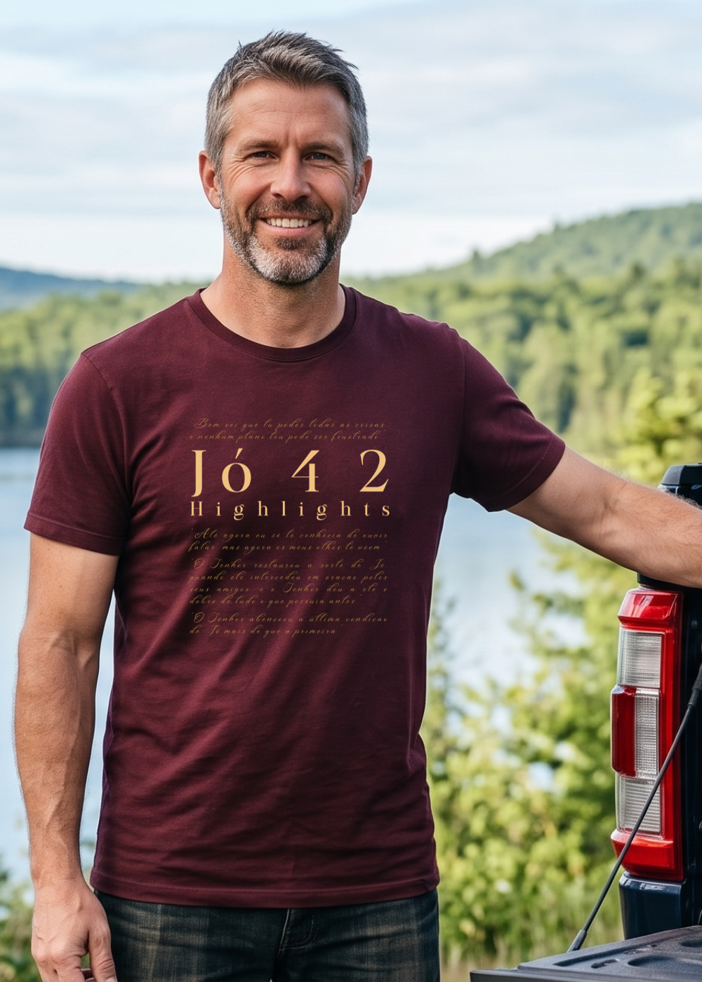 Homem vestindo camiseta bordô da Saga128 com estampa baseada em Jó 42.
