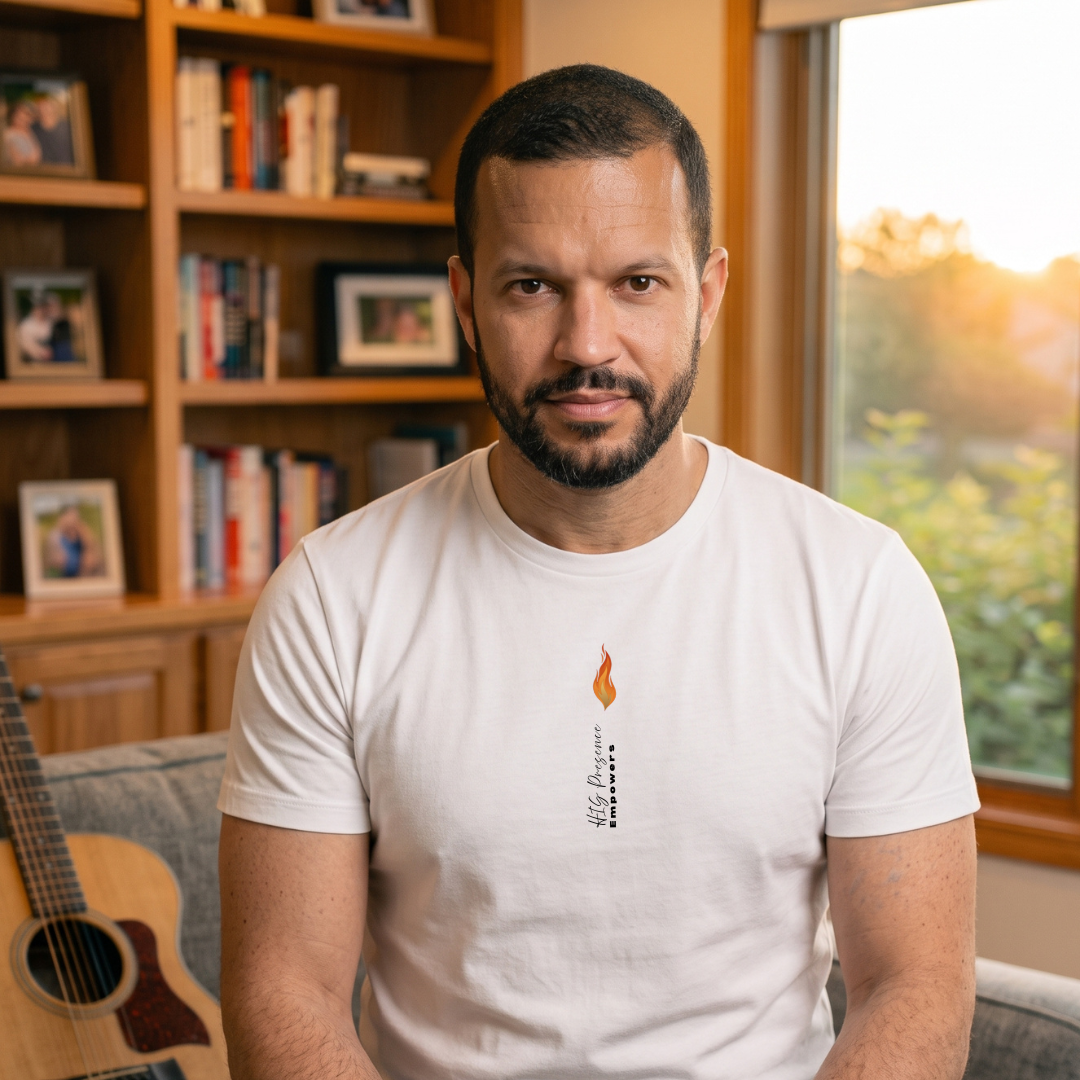 Homem com camiseta branca da Saga128 sobre a presença de Deus.