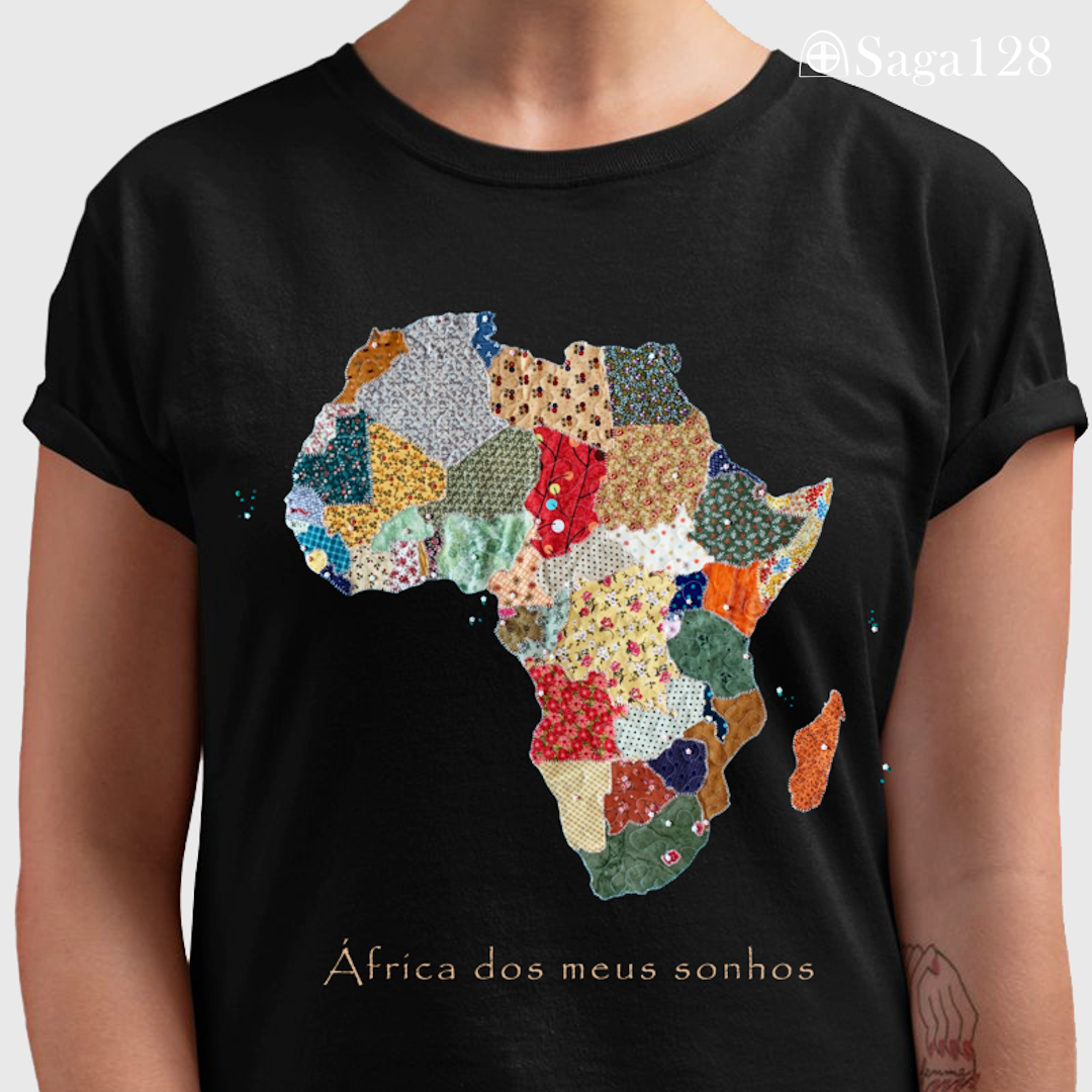 Mulher com camiseta feminina premium cristã na cor preta com estampa fotográfica de mapa da África em quilt e frase “África dos meus sonhos”