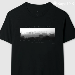 Camiseta cristã preta Atos 2.17 com estampa autoral em P&B sobre São José dos Campos | Linha Premium