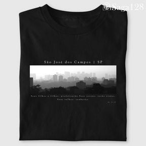 Camiseta cristã preta Atos 2.17 com estampa autoral em P&B sobre São José dos Campos | Linha Premium
