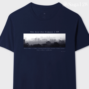 Camiseta cristã azul Atos 2.17 com estampa autoral em P&B sobre São José dos Campos | Linha Premium