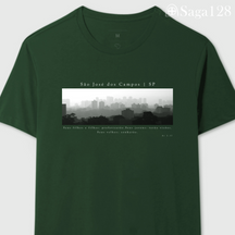 Camiseta cristã verde Atos 2.17 com estampa autoral em P&B sobre São José dos Campos | Linha Premium