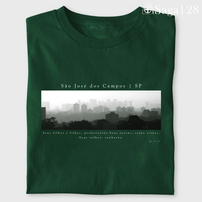 Camiseta cristã verde Atos 2.17 com estampa autoral em P&B sobre São José dos Campos | Linha Premium