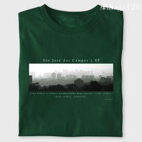 Camiseta cristã verde Atos 2.17 com estampa autoral em P&B sobre São José dos Campos | Linha Premium