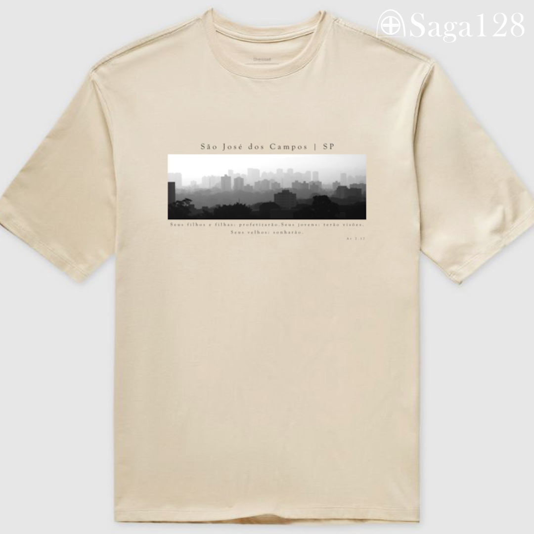 Camiseta oversized cor areia Atos 2.17 com estampa autoral em P&B sobre São José dos Campos | Algodão Premium