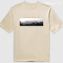 Camiseta oversized cor areia Atos 2.17 com estampa autoral em P&B sobre São José dos Campos | Algodão Premium