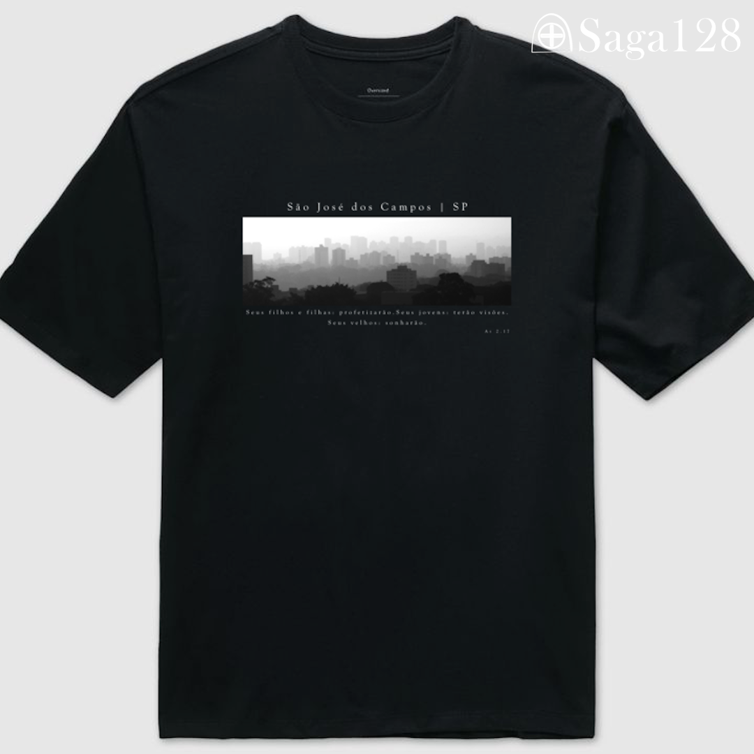Camiseta oversized preta Atos 2.17 com estampa autoral em P&B sobre São José dos Campos | Algodão Premium