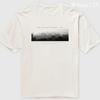 Camiseta oversized branca Atos 2.17 com estampa autoral em P&B sobre São José dos Campos | Algodão Premium