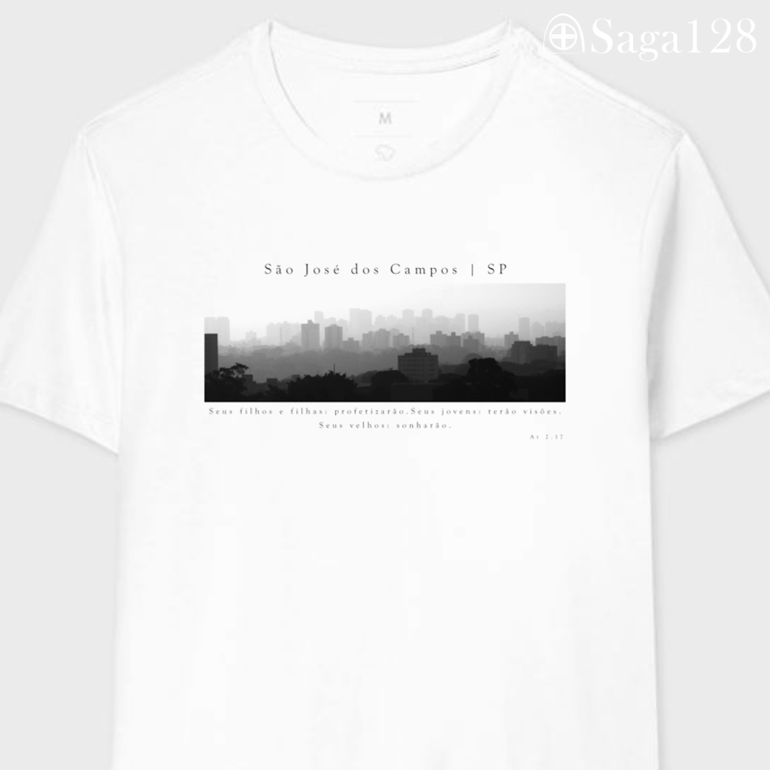Camiseta cristã branca Atos 2.17 com estampa autoral em P&B sobre São José dos Campos | Linha Premium
