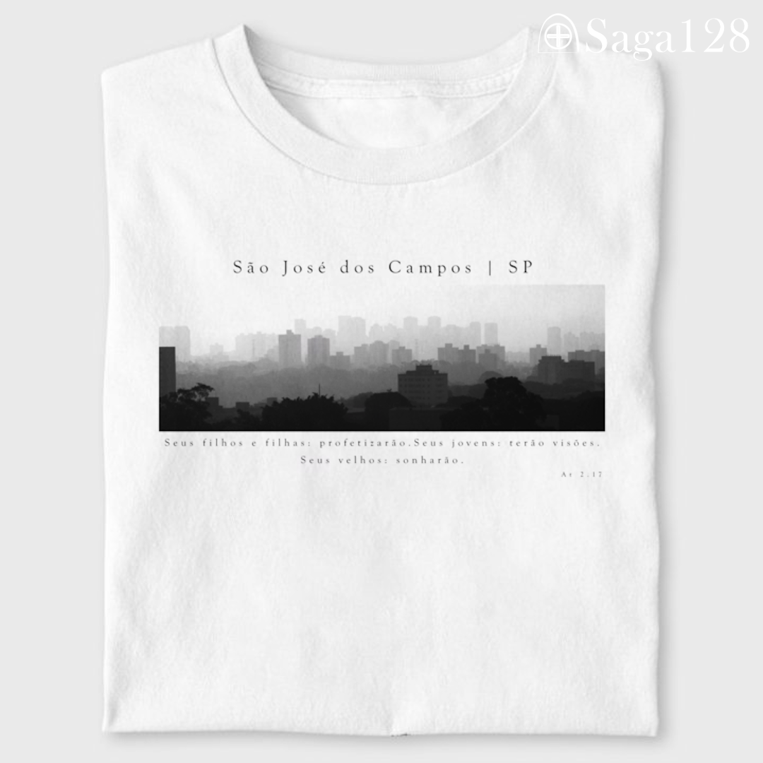 Camiseta cristã branca Atos 2.17 com estampa autoral em P&B sobre São José dos Campos | Linha Premium