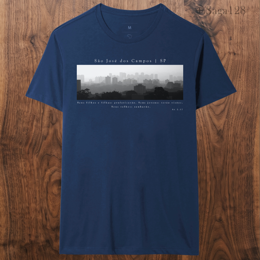 Camiseta cristã azul Atos 2.17 com estampa autoral em P&B sobre São José dos Campos