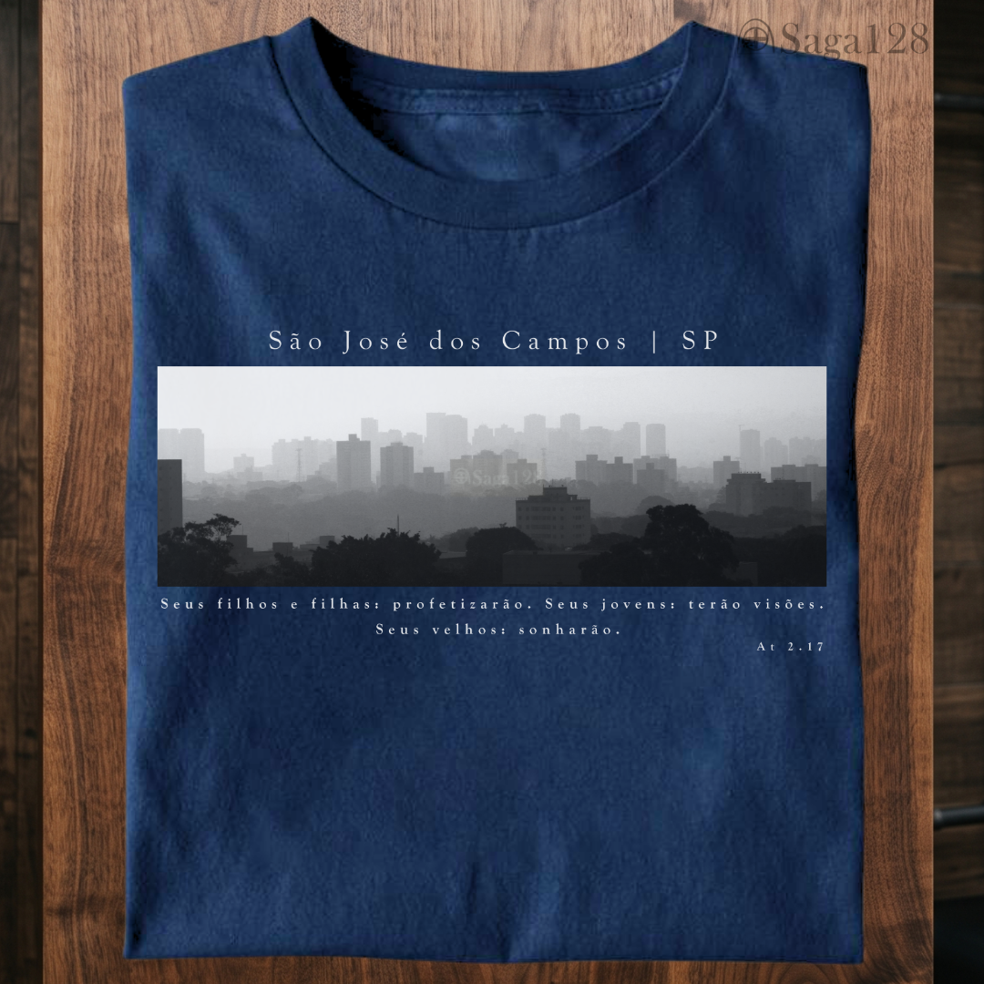 Camiseta cristã azul Atos 2.17 com estampa autoral em P&B sobre São José dos Campos