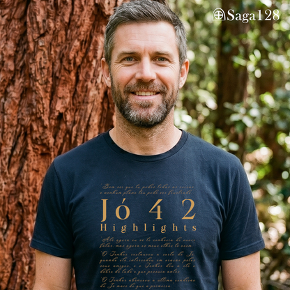 Homem com camiseta cristã azul com estampa textual de Jó 42, visual sóbrio e elegante.
