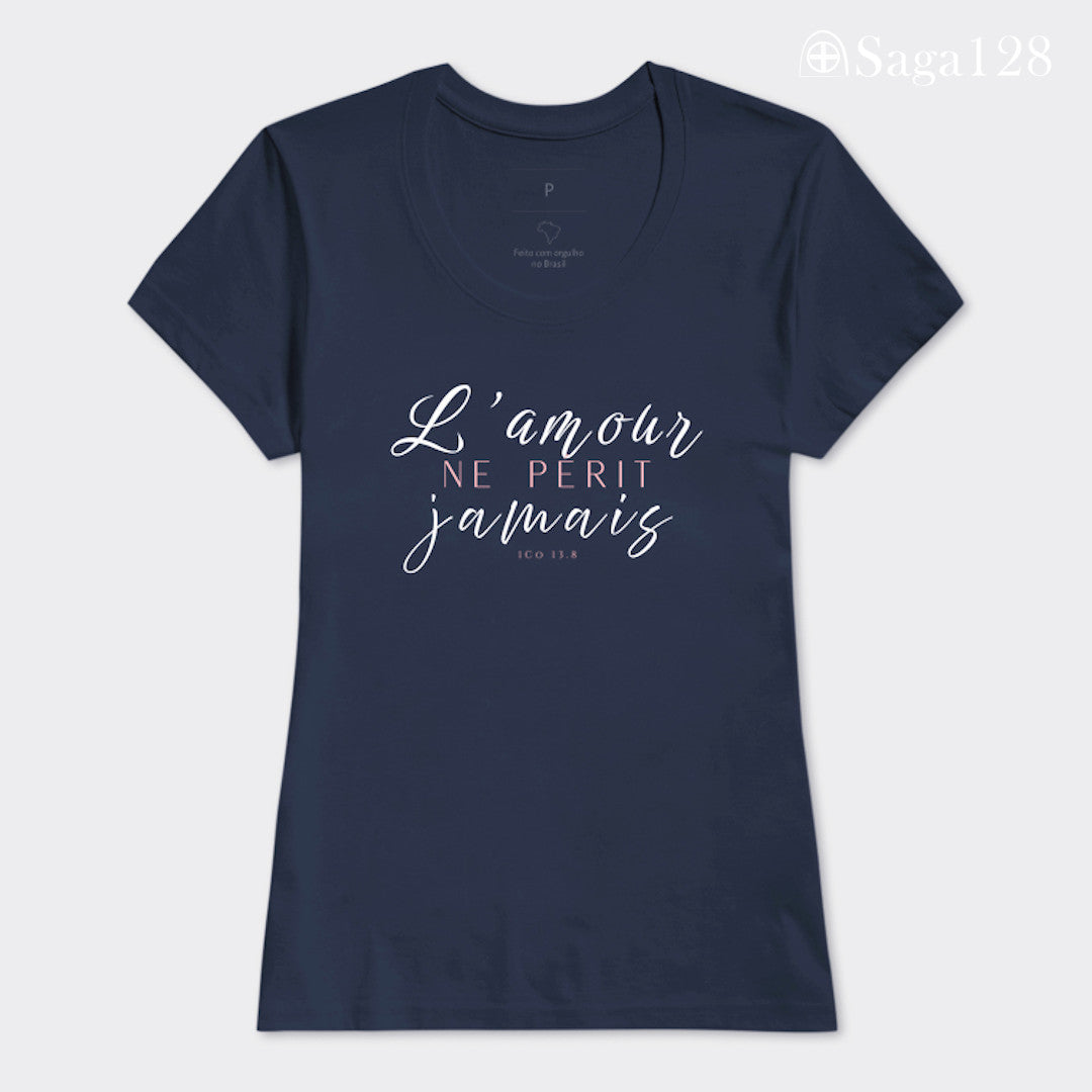 Camiseta feminina cristã na cor azul com o texto de 1Coríntios 13.8 em francês, corte feminino | Saga128