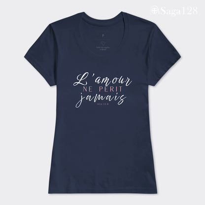 Camiseta feminina cristã na cor azul com o texto de 1Coríntios 13.8 em francês, corte feminino | Saga128