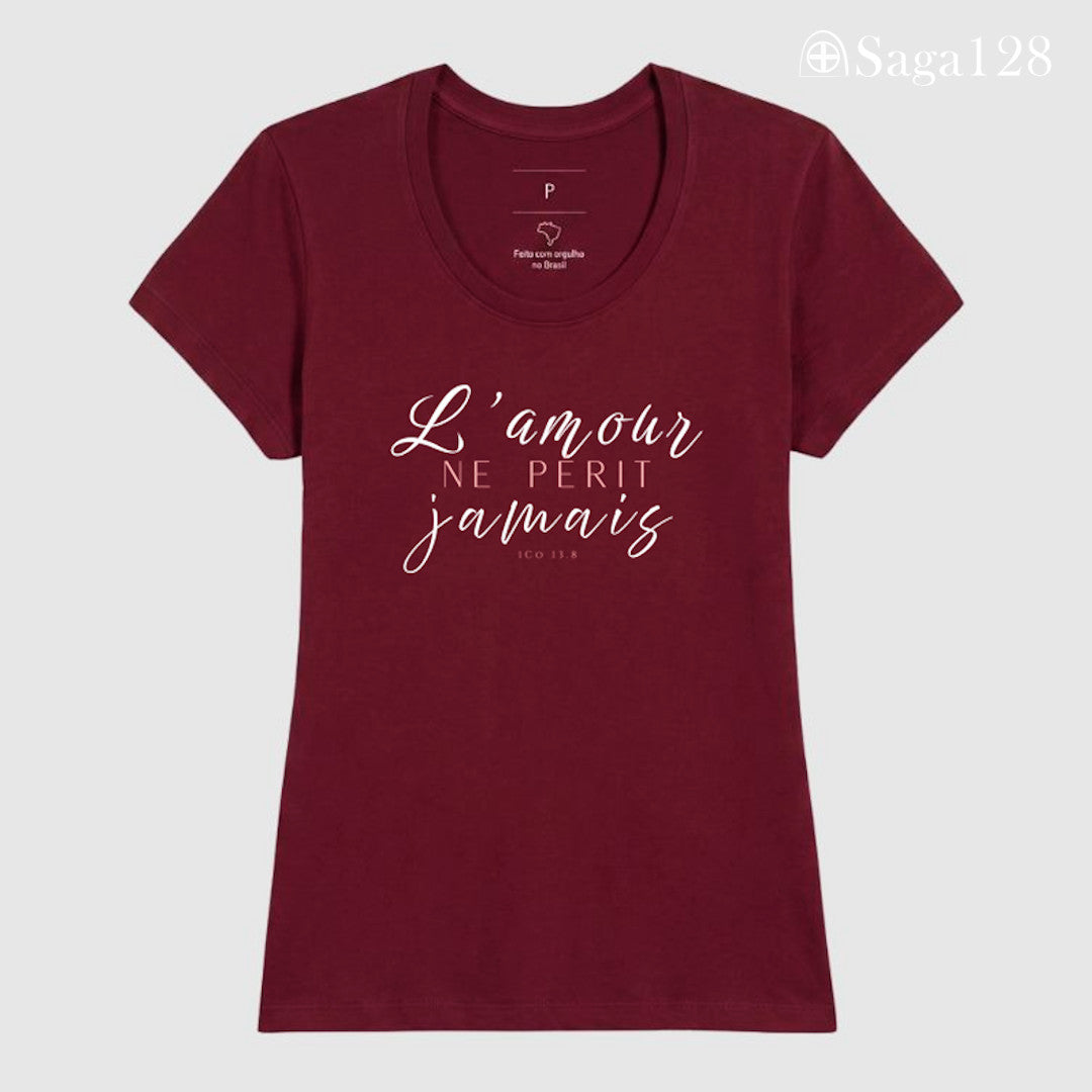 Camiseta feminina cristã na cor vinho bordô com o texto de 1Coríntios 13.8 em francês, corte feminino | Saga128
