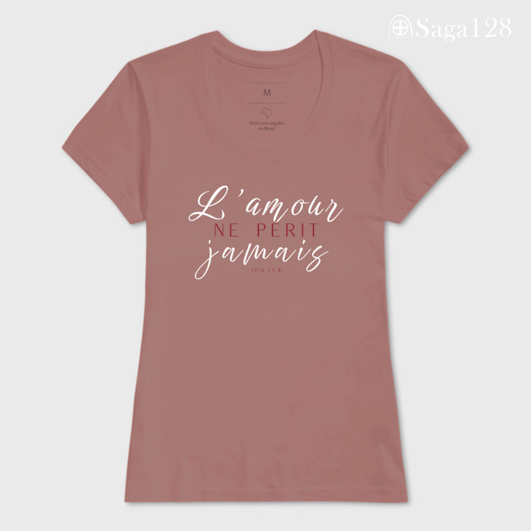 Camiseta feminina cristã na cor rosa com o texto de 1Coríntios 13.8 em francês, corte feminino | Saga128
