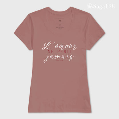 Camiseta feminina cristã na cor rosa com o texto de 1Coríntios 13.8 em francês, corte feminino | Saga128