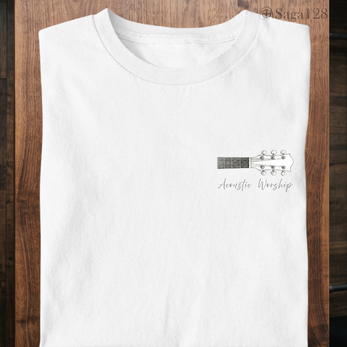 Camiseta branca da Saga128 para quem gosta de louvor acústico.