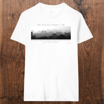Camiseta cristã branca Atos 2.17 com estampa autoral em P&B sobre São José dos Campos