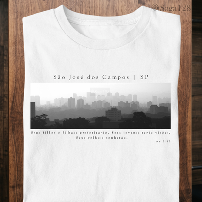 Camiseta cristã branca Atos 2.17 com estampa autoral em P&B sobre São José dos Campos