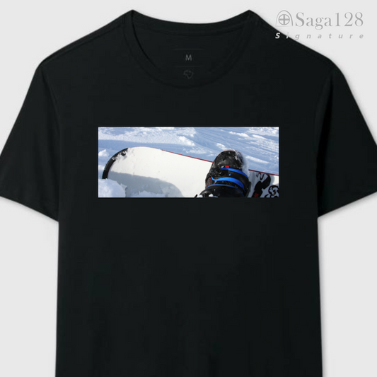 Camiseta masculina preta da linha Signature aberta com estampa fotográfica autoral artística com tema de "Descanso"