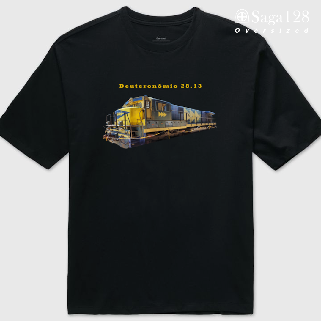 Camiseta Oversized cristã Dt 28.13 com fotografia autoral de locomotiva