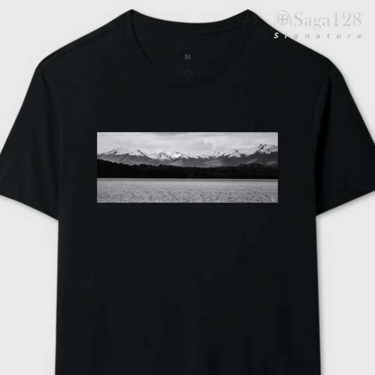 Camiseta masculina preta da linha Signature com estampa fotográfica autoral artística com tema "Fé & Montanhas"