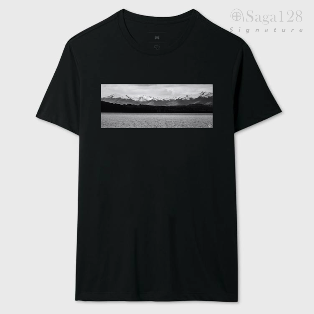 Camiseta masculina preta da linha Signature inteira com estampa fotográfica autoral artística com tema "Fé & Montanhas"