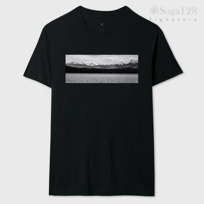 Camiseta masculina preta da linha Signature inteira com estampa fotográfica autoral artística com tema "Fé & Montanhas"