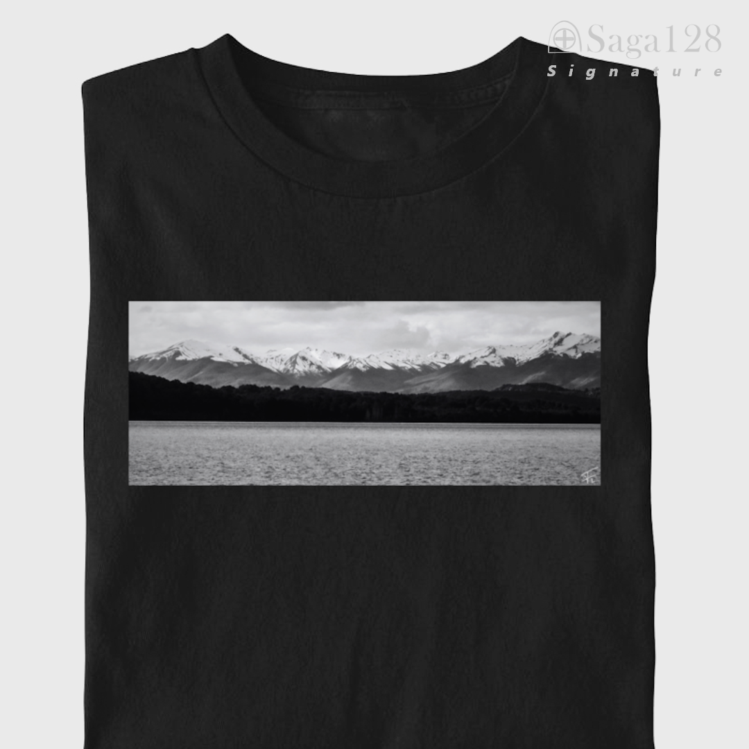 Camiseta masculina preta da linha Signature dobrada com estampa fotográfica autoral artística com tema "Fé & Montanhas"