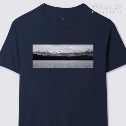 Camiseta masculina azul da linha Signature aberta com estampa fotográfica autoral artística com tema "Fé & Montanhas"