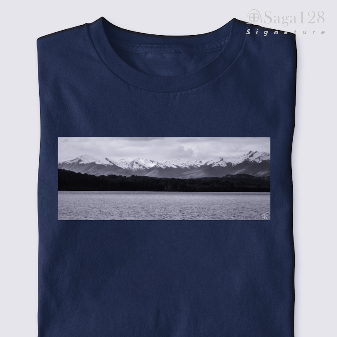 Camiseta masculina azul da linha Signature dobrada com estampa fotográfica autoral artística com tema "Fé & Montanhas"