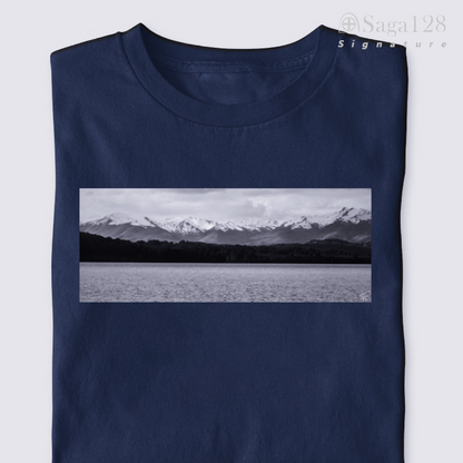 Camiseta masculina azul da linha Signature dobrada com estampa fotográfica autoral artística com tema "Fé & Montanhas"