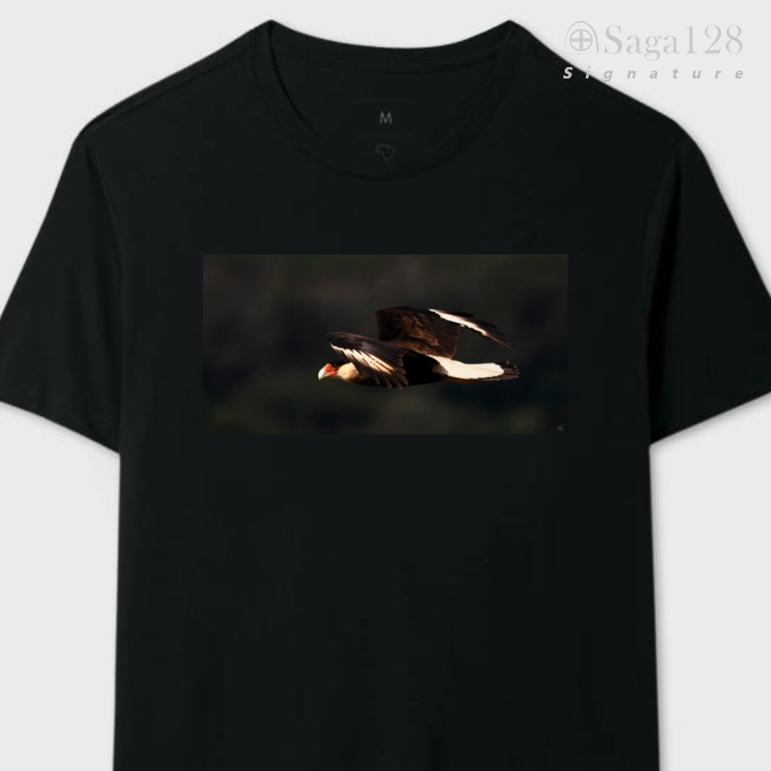 Camiseta masculina preta da linha Signature aberta com estampa fotográfica autoral artística de um gavião-carcará em pleno vôo.