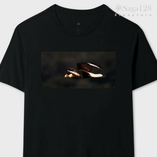 Camiseta masculina preta da linha Signature aberta com estampa fotográfica autoral artística de um gavião-carcará em pleno vôo.