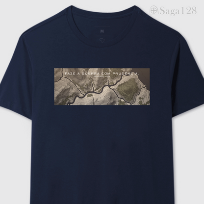Camiseta cristã azul da Saga128 inspirada em Provérbios 20.18 com estampa sobre guerra e prudência.
