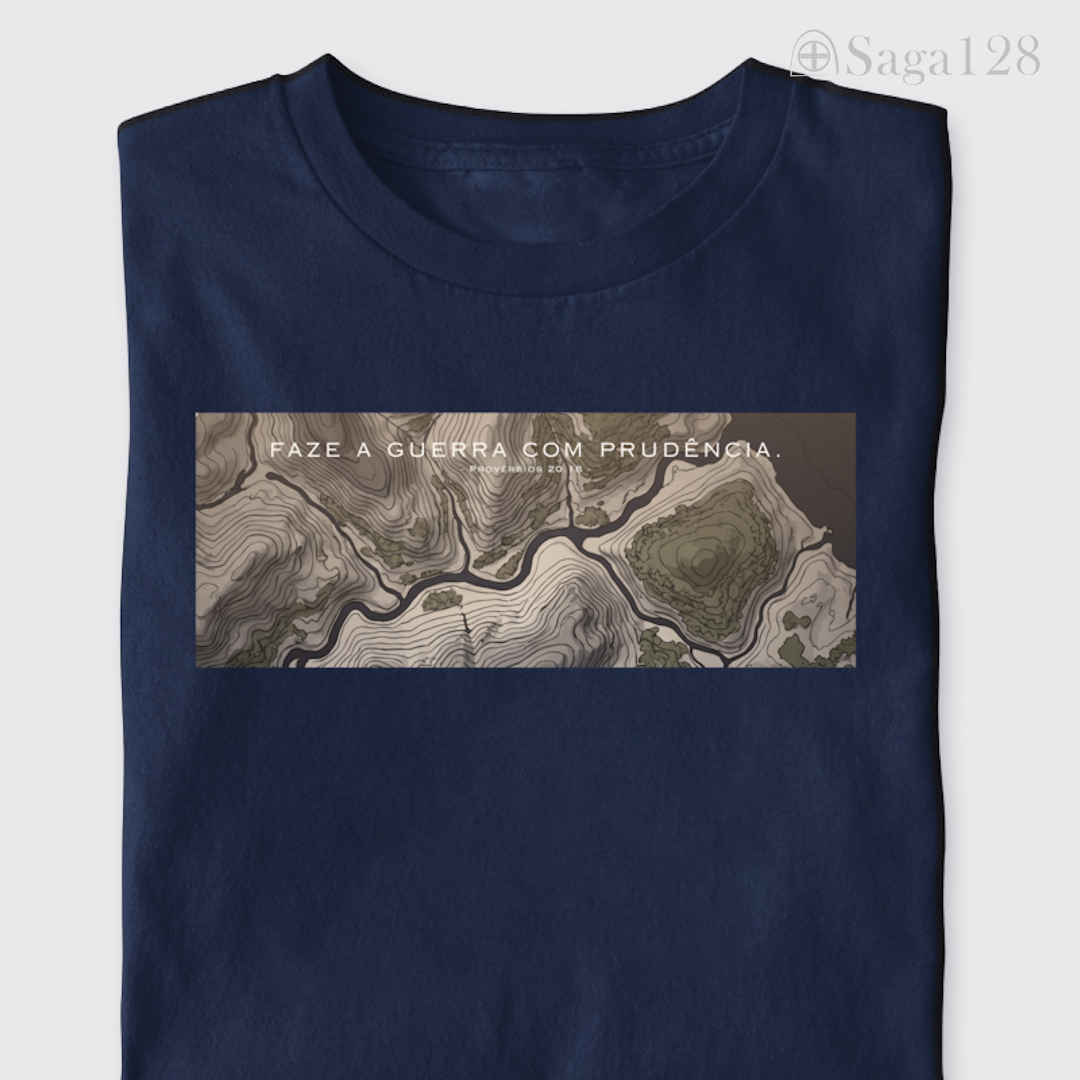 Camiseta cristã azul da Saga128 inspirada em Provérbios 20.18 com estampa sobre guerra e prudência.