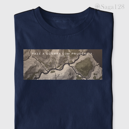 Camiseta cristã azul da Saga128 inspirada em Provérbios 20.18 com estampa sobre guerra e prudência.