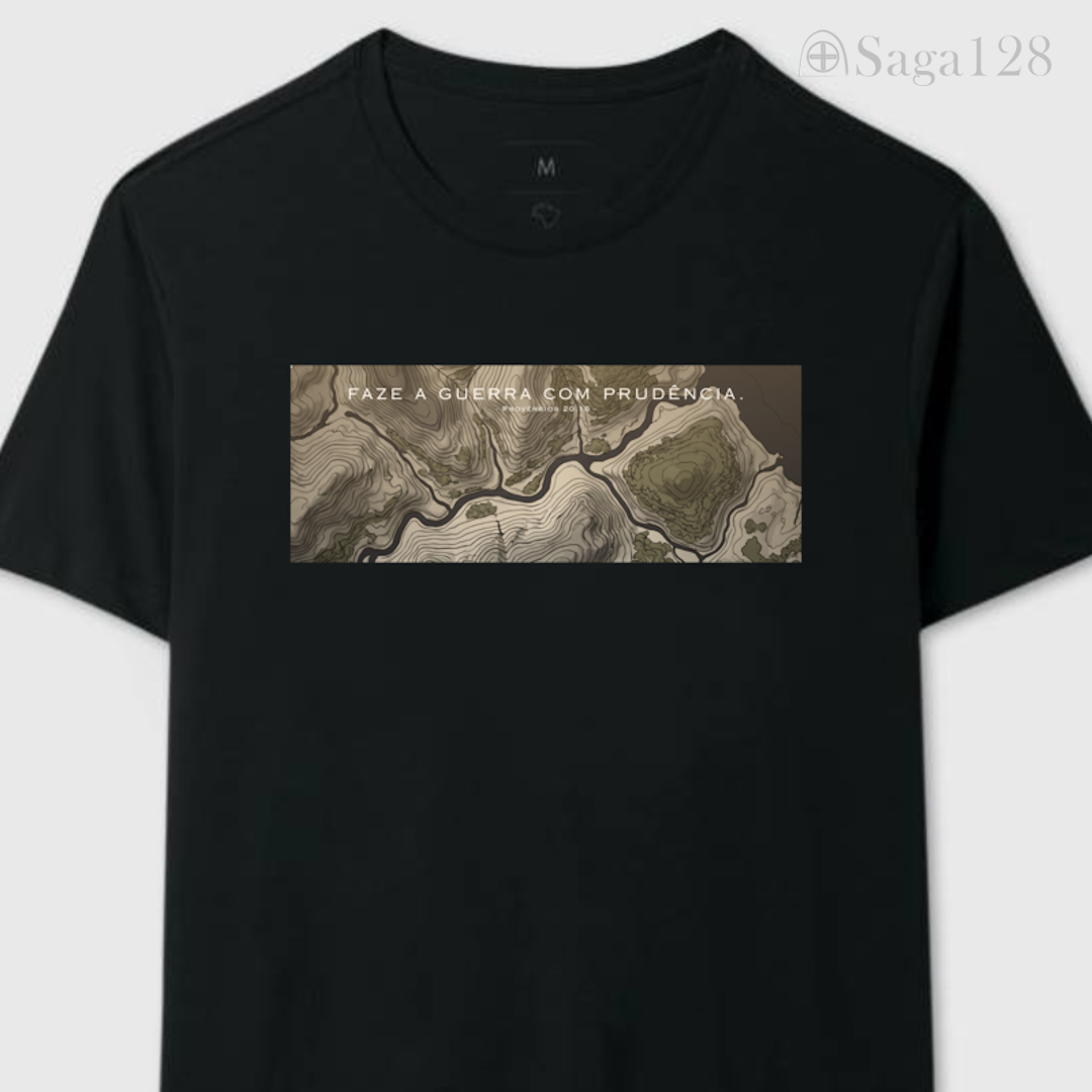 Camiseta cristã preta da Saga128 inspirada em Provérbios 20.18 com estampa sobre guerra e prudência.