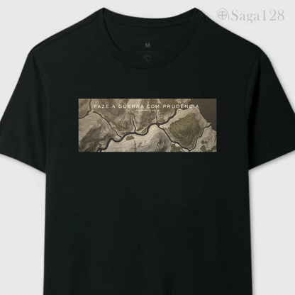 Camiseta cristã preta da Saga128 inspirada em Provérbios 20.18 com estampa sobre guerra e prudência.
