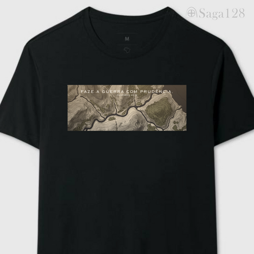 Camiseta cristã preta da Saga128 inspirada em Provérbios 20.18 com estampa sobre guerra e prudência.
