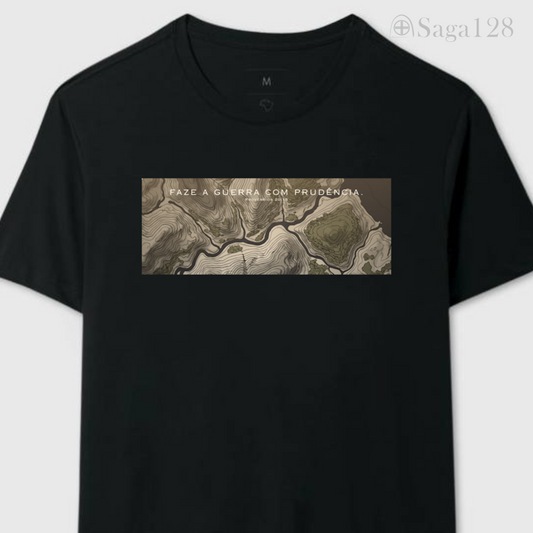 Camiseta cristã preta da Saga128 inspirada em Provérbios 20.18 com estampa sobre guerra e prudência.
