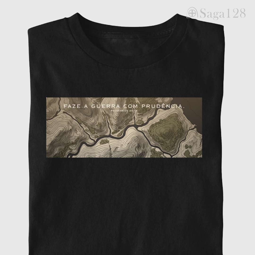 Camiseta cristã preta da Saga128 inspirada em Provérbios 20.18 com estampa sobre guerra e prudência.