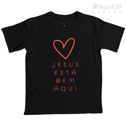 Camiseta cristã infantil feminina preta com coração e texto 'Jesus está bem aqui'
